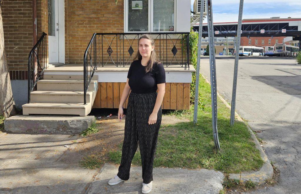 Yany Charbonneau explique que le bâtiment du Service de travail de rue de Chicoutimi (STRC) est facilement accessible pour les personnes qui nécessitent leurs services. Situé au 221 rue Tessier à Chicoutimi, près du terminus. (Crédit photo : Vicky Dallaire]