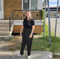 Yany Charbonneau explique que le bâtiment du Service de travail de rue de Chicoutimi (STRC) est facilement accessible pour les personnes qui nécessitent leurs services. Situé au 221 rue Tessier à Chicoutimi, près du terminus. (Crédit photo : Vicky Dallaire]