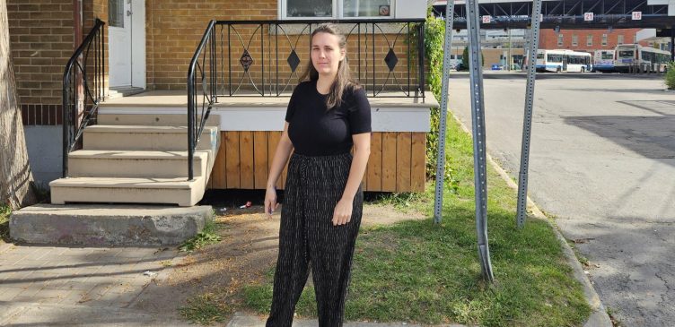 Yany Charbonneau explique que le bâtiment du Service de travail de rue de Chicoutimi (STRC) est facilement accessible pour les personnes qui nécessitent leurs services. Situé au 221 rue Tessier à Chicoutimi, près du terminus. (Crédit photo : Vicky Dallaire]